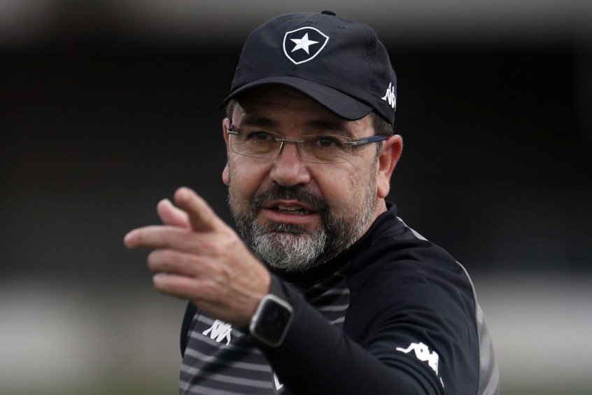Enderson Moreira celebra vitória do Botafogo e projeta sequência na Série B: ‘Vai ser disputada até o fim’ Enderson Moreira celebra vitória do Botafogo e projeta sequência na Série B: ‘Vai ser disputada até o fim’