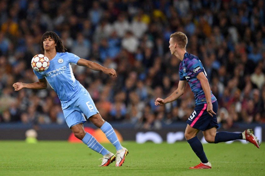 Aké revela morte do pai logo após 1º gol pelo Manchester City na Champions League Aké revela morte do pai logo após 1º gol pelo Manchester City na Champions League