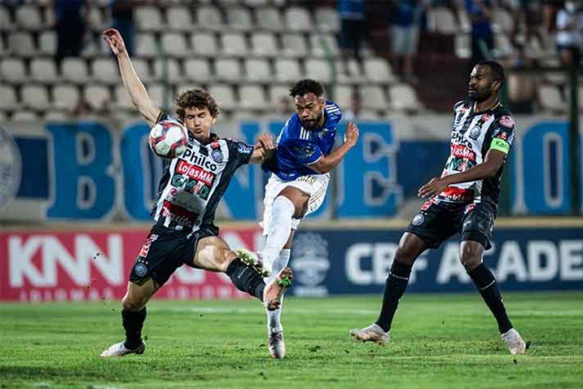 Cruzeiro e Operário-PR empatam em duelo com muitas polêmicas de arbitragem e do VAR Cruzeiro e Operário-PR empatam em duelo com muitas polêmicas de arbitragem e do VAR