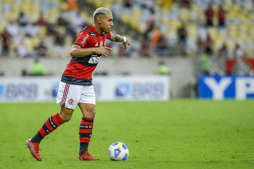 Com moral com Renato e a torcida do Flamengo, Matheuzinho tem números melhores que Isla em 2021 Com moral com Renato e a torcida do Flamengo, Matheuzinho tem números melhores que Isla em 2021