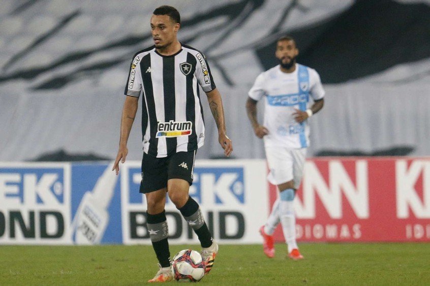 Pai cedo, Luiz Henrique, do Botafogo, lembra infância difícil e revela meta: ‘Tirar meus pais da comunidade’ Pai cedo, Luiz Henrique, do Botafogo, lembra infância difícil e revela meta: ‘Tirar meus pais da comunidade’