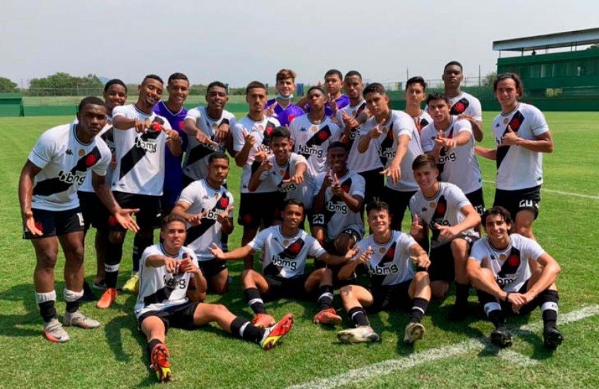 Time sub-17 do Vasco goleia, mas sub-15 perde para o Volta Redonda pelo Campeonato Carioca Time sub-17 do Vasco goleia, mas sub-15 perde para o Volta Redonda pelo Campeonato Carioca