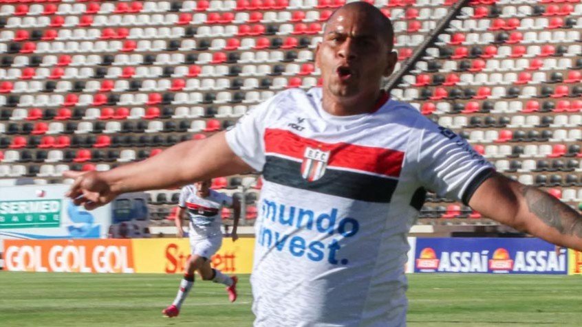 Jorginho, técnico do Figueirense, ofende Walter e é expulso: ‘Vai emagrecer, você está gordo’ Jorginho, técnico do Figueirense, ofende Walter e é expulso: ‘Vai emagrecer, você está gordo’