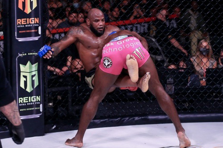 Davis vence Romero no Bellator 266; Neiman conquista primeiro nocaute Davis vence Romero no Bellator 266; Neiman conquista primeiro nocaute