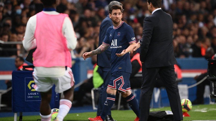Irritado com substituição, Messi não cumprimenta Pochettino após ser substituído em jogo do PSG Irritado com substituição, Messi não cumprimenta Pochettino após ser substituído em jogo do PSG
