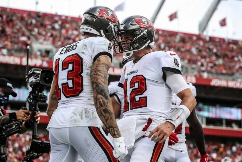 Tom Brady conecta cinco touchdowns e Tampa Bay Buccaneers liquida o Atlanta Falcons Tom Brady conecta cinco touchdowns e Tampa Bay Buccaneers liquida o Atlanta Falcons
