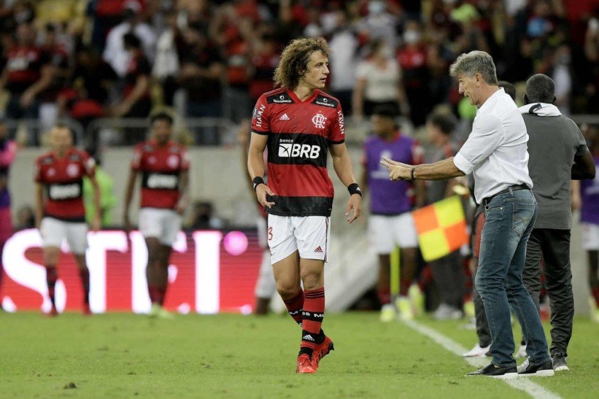 Sintonia entre campo e arquibancada: torcida do Flamengo vibra com David Luiz e ‘abraça’ Isla Sintonia entre campo e arquibancada: torcida do Flamengo vibra com David Luiz e ‘abraça’ Isla