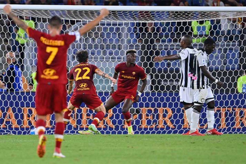 Roma sofre, mas derrota Udinese e entra no G-4 do Campeonato Italiano Roma sofre, mas derrota Udinese e entra no G-4 do Campeonato Italiano