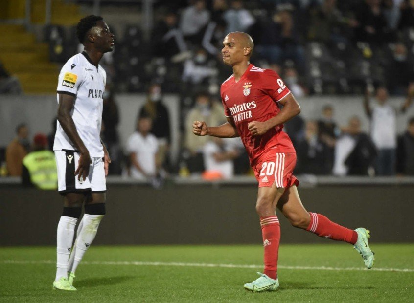 Benfica bate o Vitória de Guimarães e conquista a sétima vitória em sete partidas no Campeonato Português Benfica bate o Vitória de Guimarães e conquista a sétima vitória em sete partidas no Campeonato Português