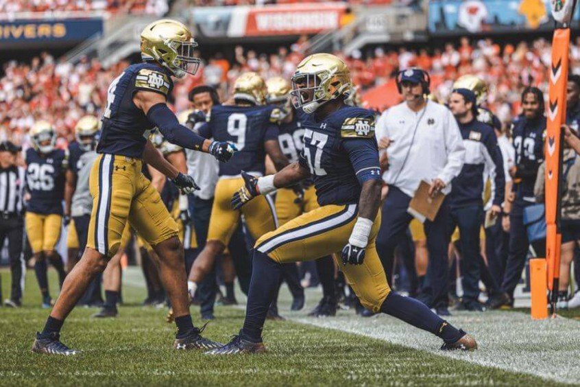 Defesa de Notre Dame brilha com dois touchdowns em vitória no Soldier Fied contra Wisconsin Defesa de Notre Dame brilha com dois touchdowns em vitória no Soldier Fied contra Wisconsin