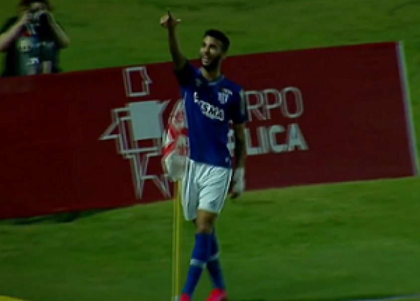 No Rei Pelé, Avaí vence o CRB e encosta de vez no G4 No Rei Pelé, Avaí vence o CRB e encosta de vez no G4