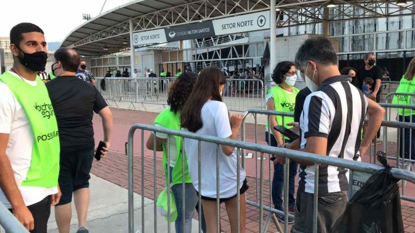 Entrada de torcedores do Botafogo no estádio é marcada por pouca aglomeração e protocolo seguro Entrada de torcedores do Botafogo no estádio é marcada por pouca aglomeração e protocolo seguro