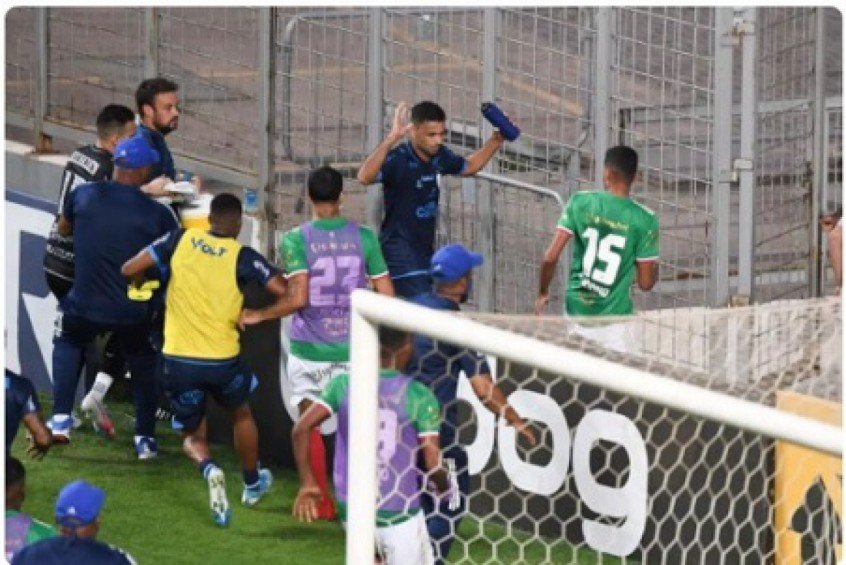 Perfil do CSA chama jogadores do Cruzeiro de ‘descontrolados’ após briga depois da partida em BH Perfil do CSA chama jogadores do Cruzeiro de ‘descontrolados’ após briga depois da partida em BH