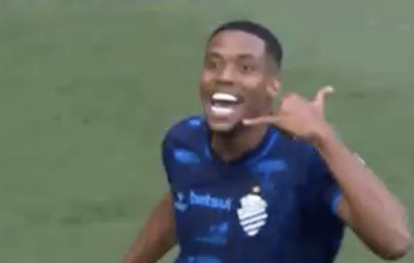 Atacante do CSA comemora gol da virada sobre Cruzeiro com ‘fala, Zezé’ e viraliza na web Atacante do CSA comemora gol da virada sobre Cruzeiro com ‘fala, Zezé’ e viraliza na web