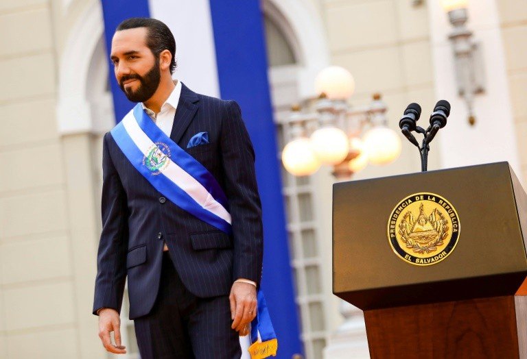 Bukele recebe projeto polêmico de reforma da Constituição em El Salvador Bukele recebe projeto polêmico de reforma da Constituição em El Salvador