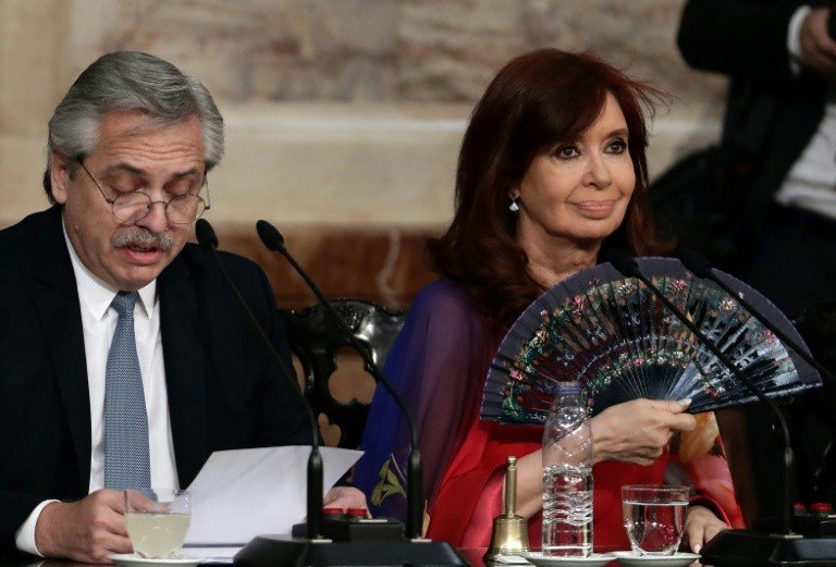 Kirchner desafia Fernández e pede mudança no gabinete na Argentina Kirchner desafia Fernández e pede mudança no gabinete na Argentina