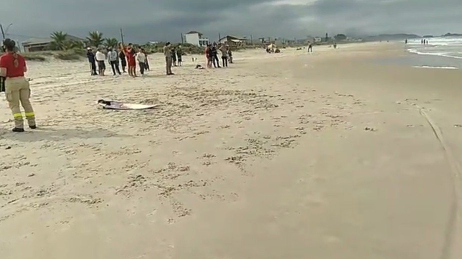 PR: Bombeiro salva irmão no mar, mas desaparece PR: Bombeiro salva irmão no mar, mas desaparece