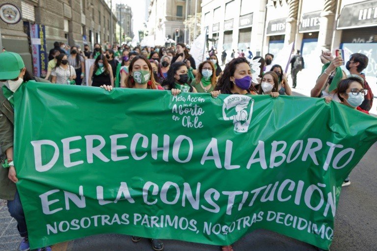Deputados chilenos aprovam aborto livre até 14 semanas Deputados chilenos aprovam aborto livre até 14 semanas
