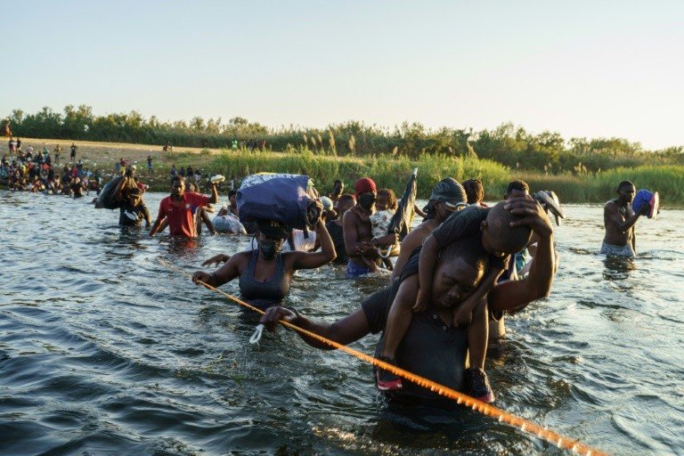 Haitianos devolvidos pelos EUA voltam ao seu país, incapaz de acolhê-los Haitianos devolvidos pelos EUA voltam ao seu país, incapaz de acolhê-los