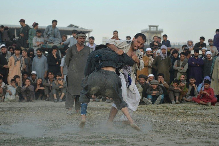 Lutadores com sede de glória em campo de terra em Cabul Lutadores com sede de glória em campo de terra em Cabul