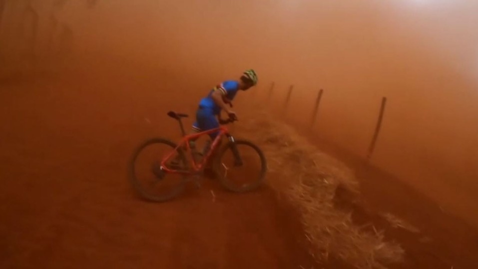 Vídeo: Ciclista é surpreendido e fica cercado por tempestade de poeira em SP