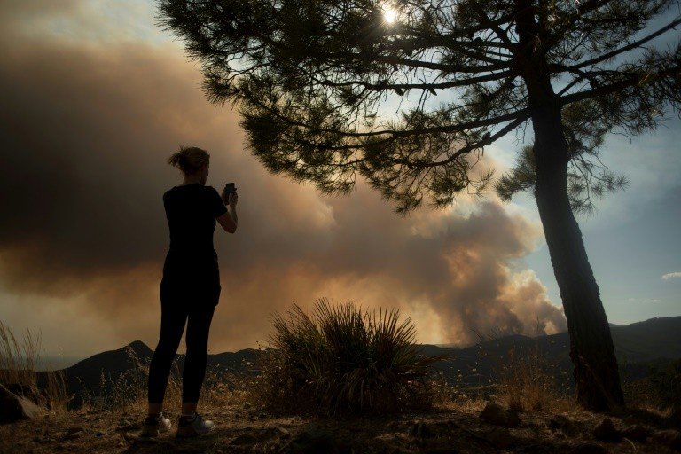 Incêndio violento na Espanha obriga mais de 900 a fugir, um bombeiro morre