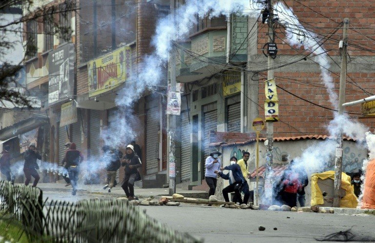 ‘Cocaleros’ voltam a entrar em confronto com a polícia e queimam viaturas na Bolívia ‘Cocaleros’ voltam a entrar em confronto com a polícia e queimam viaturas na Bolívia