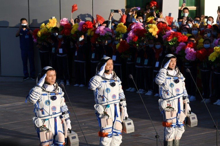 Astronautas chineses retornam à Terra após missão espacial de 90 dias Astronautas chineses retornam à Terra após missão espacial de 90 dias