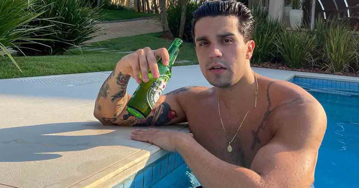 Físico de Luan Santana chama atenção em foto na piscina: ‘Popeye?’ Físico de Luan Santana chama atenção em foto na piscina: ‘Popeye?’