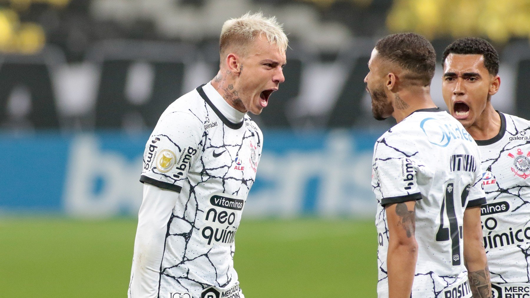 Ainda sem marcar fora de casa, Róger Guedes se destaca na Neo Química Arena