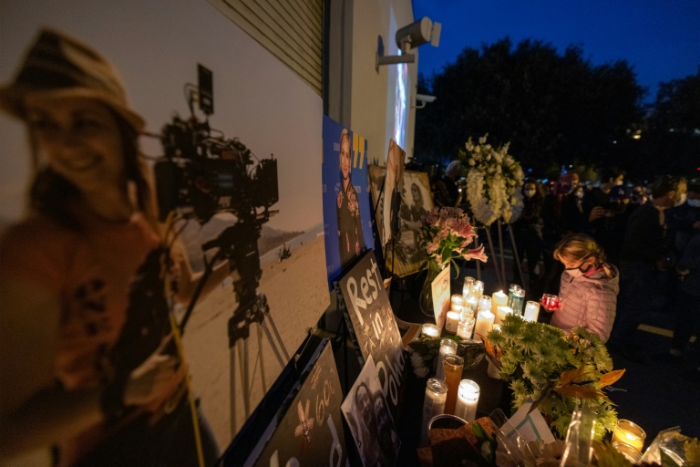 Vigília em Hollywood homenageia diretora de fotografia morta em set de filmagem