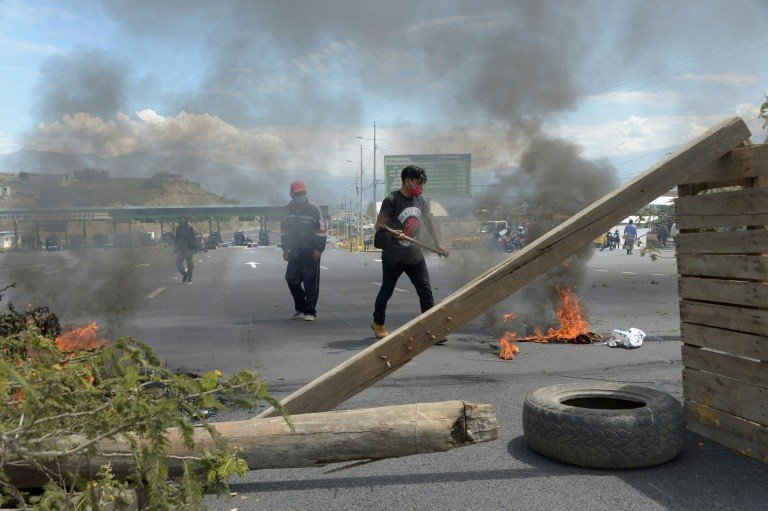 Indígenas bloqueiam estradas em segundo dia de protestos no Equador Indígenas bloqueiam estradas em segundo dia de protestos no Equador