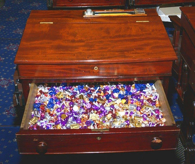 ‘Mesa dos doces’: a arma secreta dos senadores americanos ‘Mesa dos doces’: a arma secreta dos senadores americanos