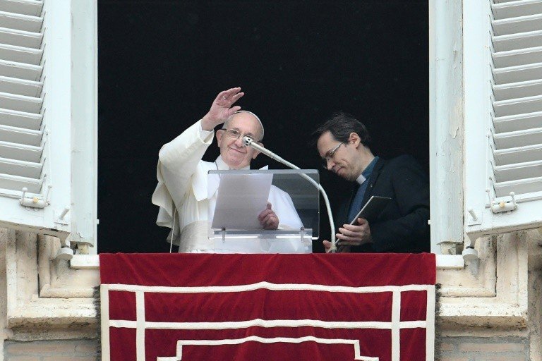 Vaticano relança um aplicativo para fiéis realizarem orações Vaticano relança um aplicativo para fiéis realizarem orações