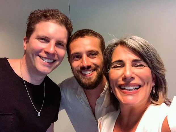 Gloria Pires, Rafael Cardoso, Paolla e mais famosos gravam vinheta de fim de ano da Globo Gloria Pires, Rafael Cardoso, Paolla e mais famosos gravam vinheta de fim de ano da Globo