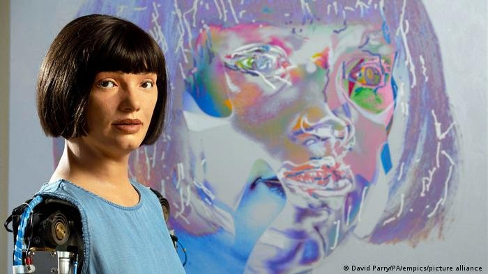 Alfândega do Egito detém robô artista por temor de espionagem Alfândega do Egito detém robô artista por temor de espionagem