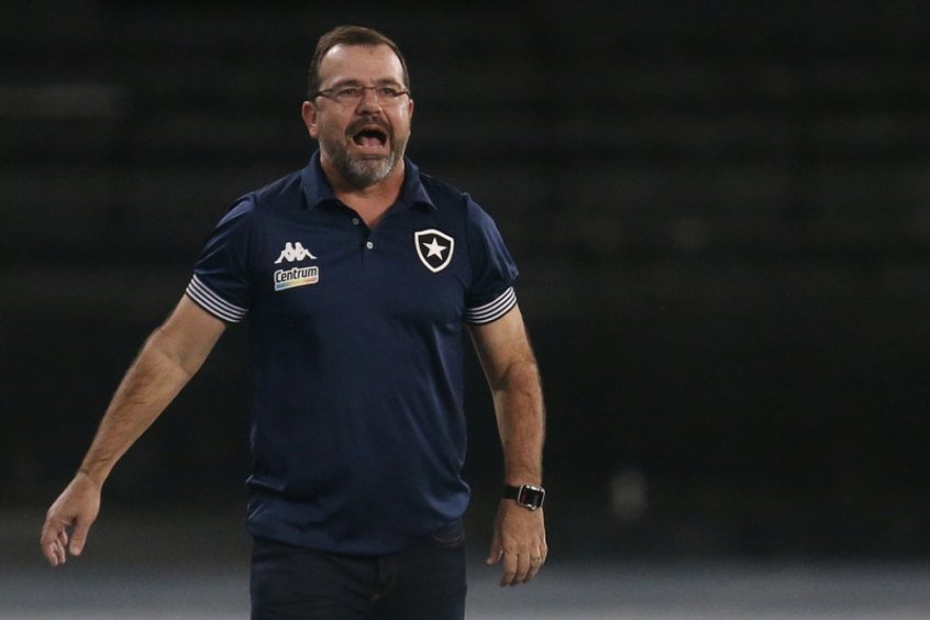 Enderson nega acomodação do Botafogo com vice-liderança da Série B: ‘Temos sete decisões pela frente’ Enderson nega acomodação do Botafogo com vice-liderança da Série B: ‘Temos sete decisões pela frente’