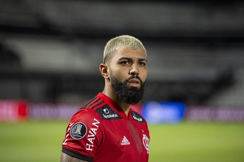 Torcedor do Flamengo tenta atirar cerveja em Gabigol, mas acerta tente-coronel do BEPE Torcedor do Flamengo tenta atirar cerveja em Gabigol, mas acerta tente-coronel do BEPE