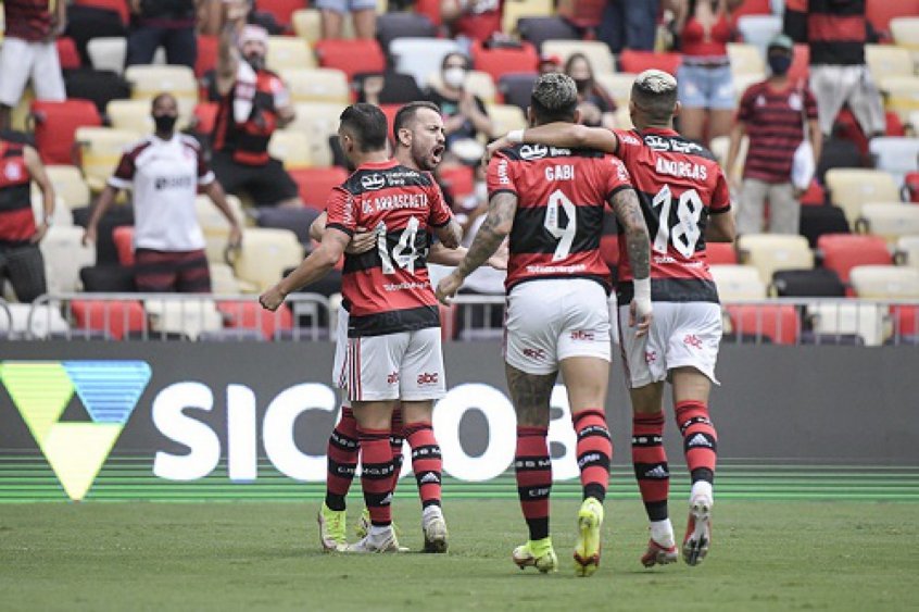 Com primeiro tempo perfeito, Flamengo vence o Athletico no Maracanã
