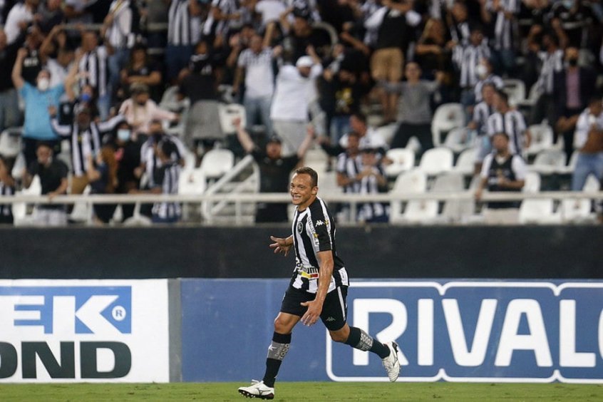 Contratado para a Série B, Carlinhos se iguala como lateral com mais participações em gols no Botafogo Contratado para a Série B, Carlinhos se iguala como lateral com mais participações em gols no Botafogo