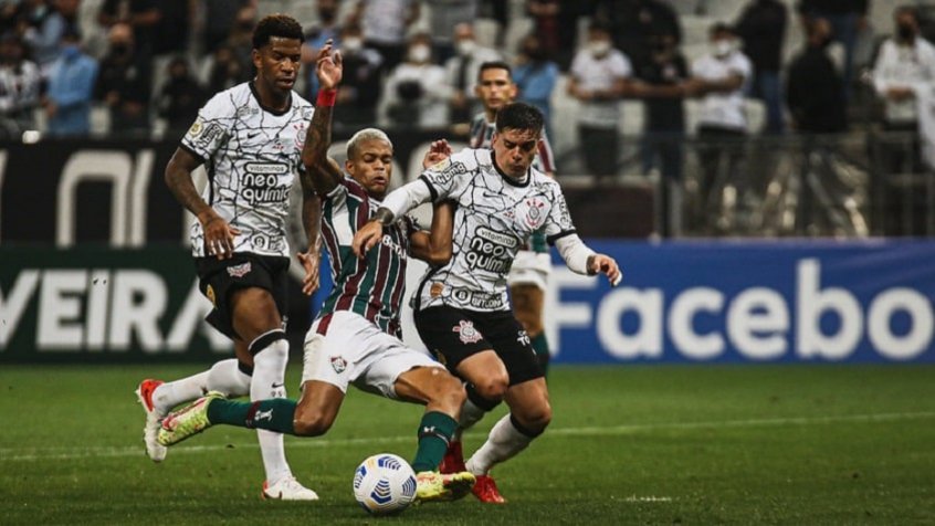 Fagner leva o terceiro amarelo e será baixa no Corinthians no clássico Fagner leva o terceiro amarelo e será baixa no Corinthians no clássico