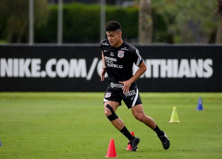 Renato Augusto e Giuliano são poupados de treino para clássico; em recuperação, Roni trabalha com bola Renato Augusto e Giuliano são poupados de treino para clássico; em recuperação, Roni trabalha com bola