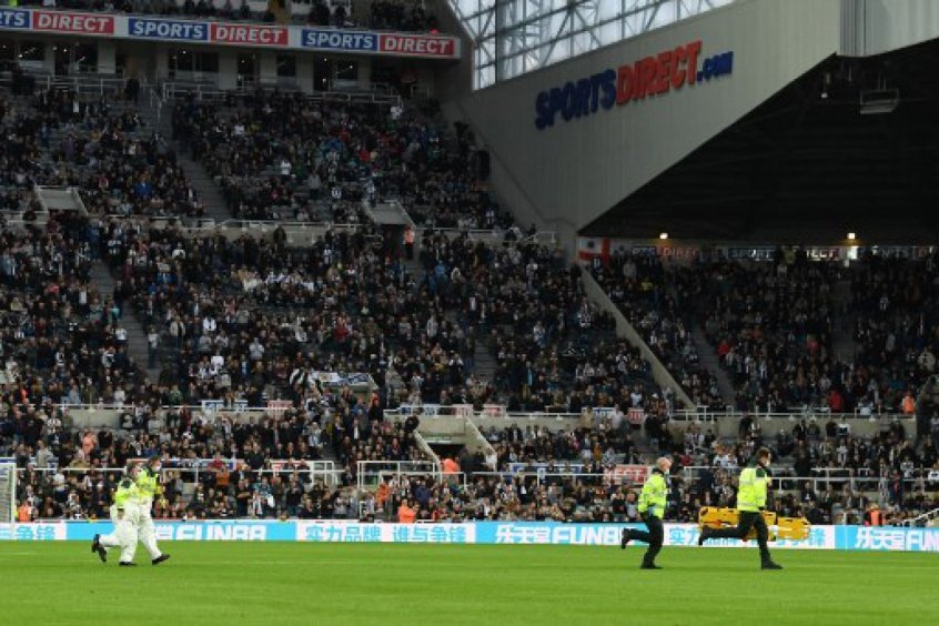 Duelo entre Newcastle e Tottenham é interrompido após torcedor passar mal na arquibancada Duelo entre Newcastle e Tottenham é interrompido após torcedor passar mal na arquibancada
