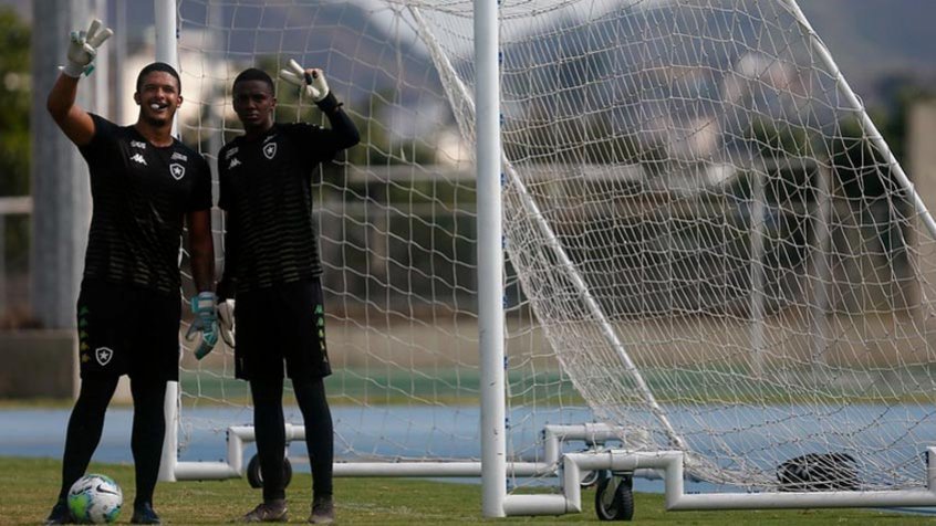 Andrew relata felicidade com estreia em Portugal e valoriza Diego Loureiro no Botafogo: ‘Peça fundamental’ Andrew relata felicidade com estreia em Portugal e valoriza Diego Loureiro no Botafogo: ‘Peça fundamental’