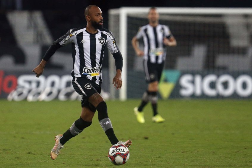 Mesmo sem marcar, Chay se destaca e é fundamental em vitória do Botafogo sobre o Brusque Mesmo sem marcar, Chay se destaca e é fundamental em vitória do Botafogo sobre o Brusque