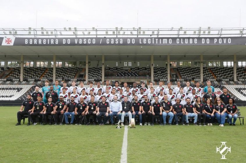 Em São Januário, Meninos do Vasco posam para foto oficial do título da Copa Brasileirinho Sub-14 Em São Januário, Meninos do Vasco posam para foto oficial do título da Copa Brasileirinho Sub-14