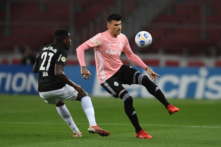 Internacional sai na frente, mas Bragantino empata no minuto final em partida atrasada do Brasileirão Internacional sai na frente, mas Bragantino empata no minuto final em partida atrasada do Brasileirão
