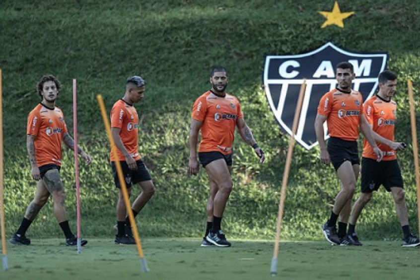 Hulk treina com a mão enfaixada e Galo tem preocupações com pendurados diante do Cuiabá Hulk treina com a mão enfaixada e Galo tem preocupações com pendurados diante do Cuiabá