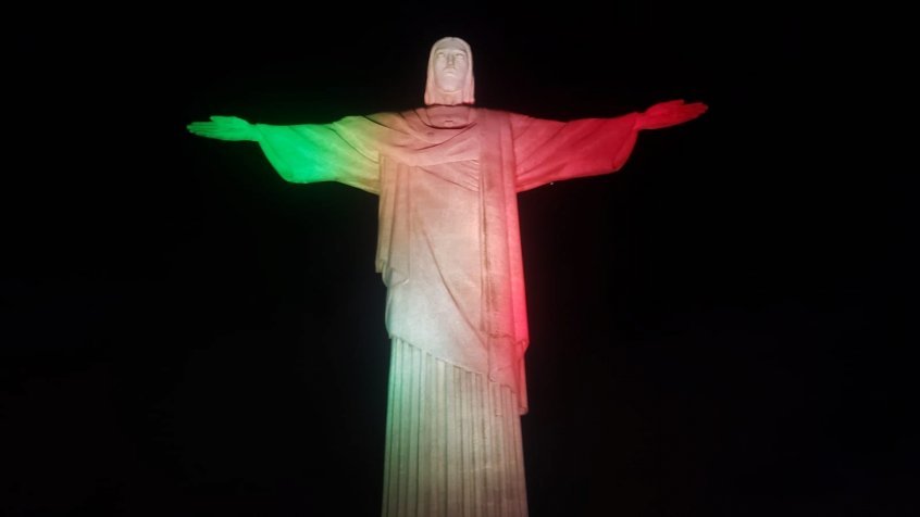 Cristo Redentor é iluminado com as cores do Fluminense no Dia de São João Paulo II Cristo Redentor é iluminado com as cores do Fluminense no Dia de São João Paulo II