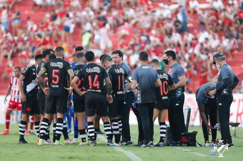 Mesmo sem ter boa atuação, Vasco abre vantagem, mas bola aérea volta a tirar pontos decisivos na Série B Mesmo sem ter boa atuação, Vasco abre vantagem, mas bola aérea volta a tirar pontos decisivos na Série B
